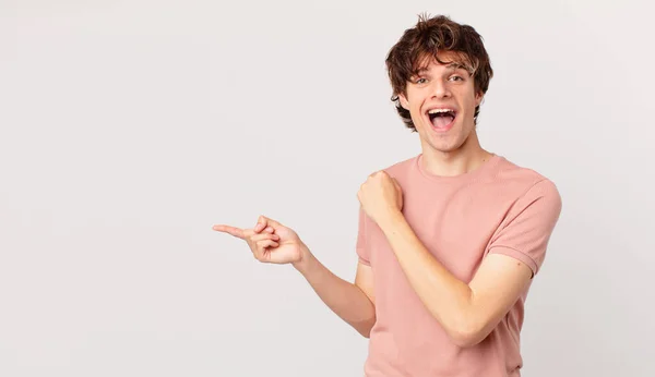 Joven Guapo Hombre Sintiéndose Feliz Frente Desafío Celebración — Foto de Stock