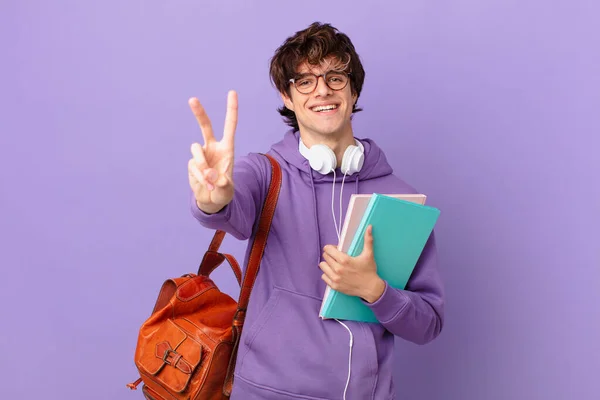 Joven Estudiante Sonriendo Buscando Amigable Mostrando Número Dos —  Fotos de Stock