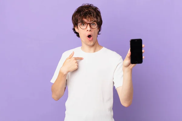 Joven Mirando Sorprendido Sorprendido Con Boca Abierta Apuntando Hacia Mismo —  Fotos de Stock