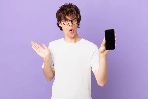 Young Man Looking Surprised Shocked Jaw Dropped Holding Object Holding — Stockfoto