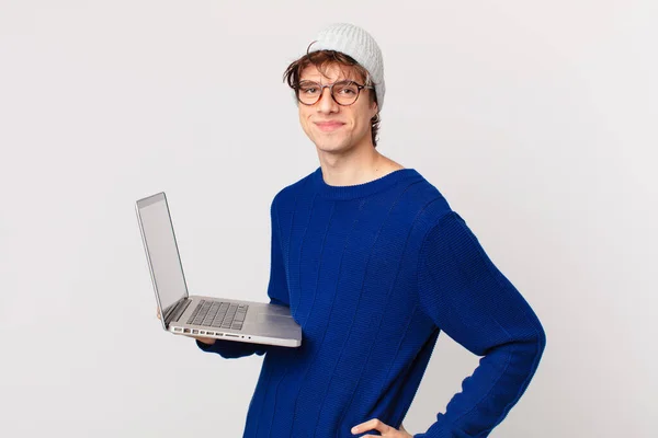 Joven Con Una Computadora Portátil Sonriendo Felizmente Con Una Mano —  Fotos de Stock