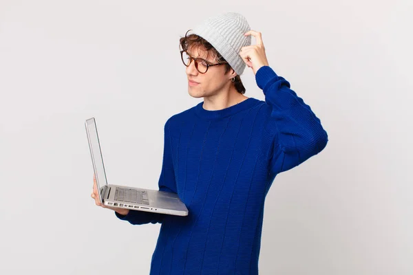 Joven Con Ordenador Portátil Siente Perplejo Confundido Arañando Cabeza — Foto de Stock