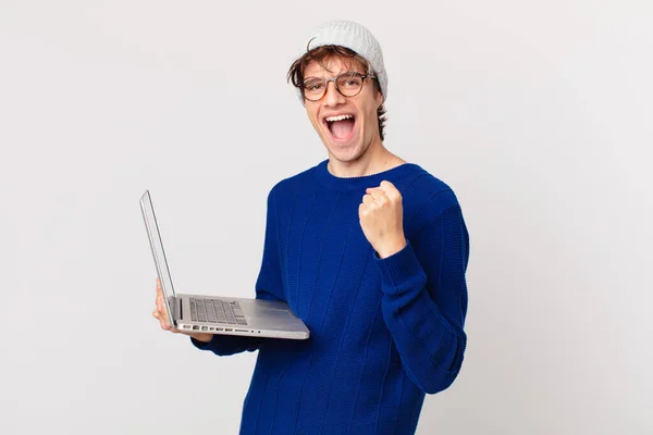 Jovem Com Laptop Sentindo Chocado Rindo Celebrando Sucesso — Fotografia de Stock