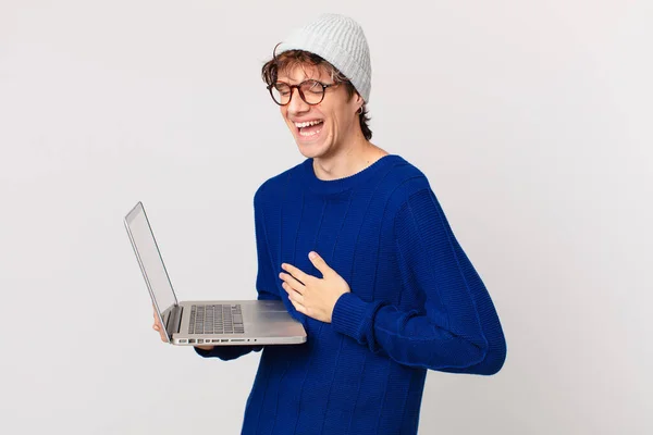 Jovem Com Laptop Rindo Alto Alguma Piada Hilariante — Fotografia de Stock