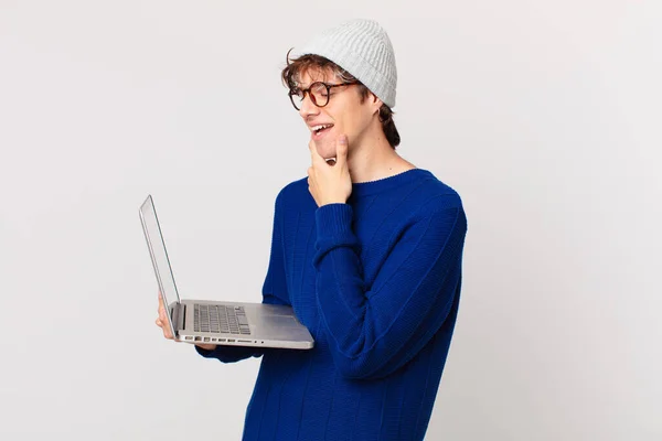 Fiatal Férfi Laptoppal Mosolyog Boldog Magabiztos Arckifejezéssel Kezével Állán — Stock Fotó