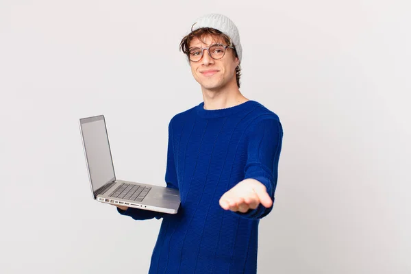 Junger Mann Mit Laptop Lächelt Glücklich Mit Freundlich Und Bietet — Stockfoto