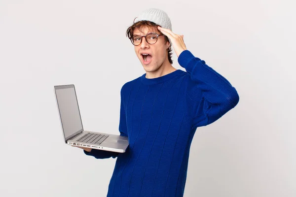 Fiatal Férfi Egy Laptop Néz Boldog Meglepett Meglepett — Stock Fotó