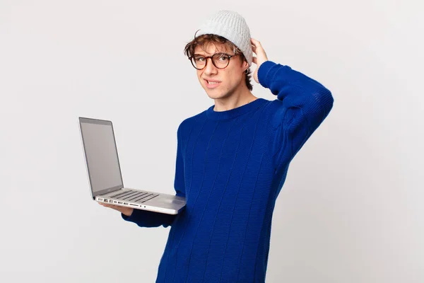 ノートパソコンを手にした若者はストレスや不安や恐怖を感じ — ストック写真