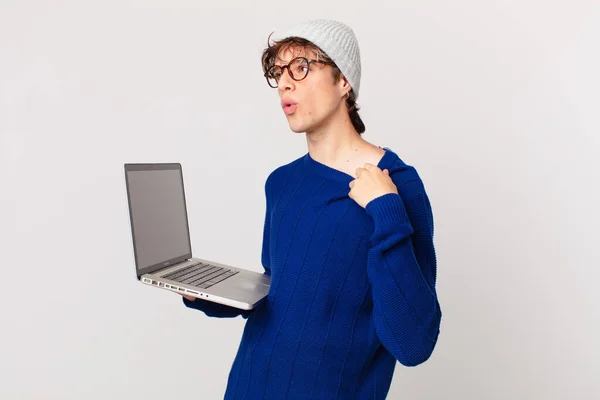 Młody Człowiek Laptopem Uczucie Zestresowany Niespokojny Zmęczony Sfrustrowany — Zdjęcie stockowe