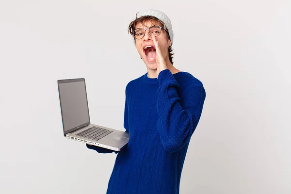 Jovem Com Laptop Sentindo Feliz Dando Grande Grito Com Mãos — Fotografia de Stock