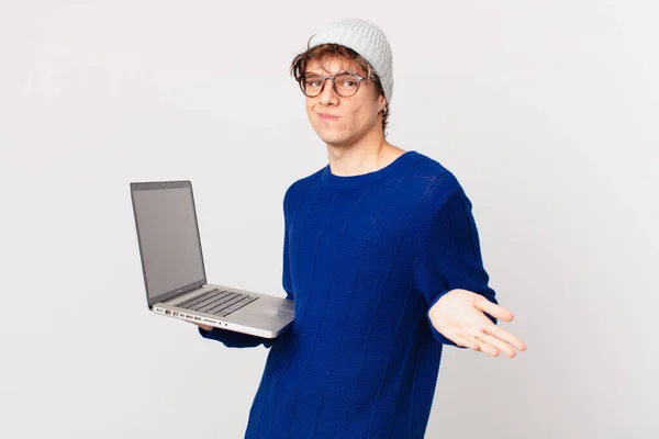Młody Człowiek Laptopem Wzrusza Ramionami Czuje Się Zdezorientowany Niepewny — Zdjęcie stockowe