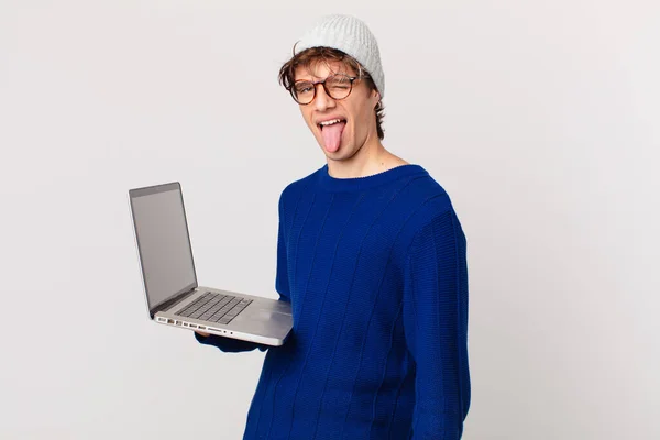 Młody Człowiek Laptopem Wesołym Buntowniczym Nastawieniu Żartujący Wystający Język — Zdjęcie stockowe