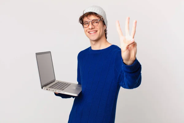 Junger Mann Mit Laptop Der Freundlich Lächelt Und Nummer Drei — Stockfoto