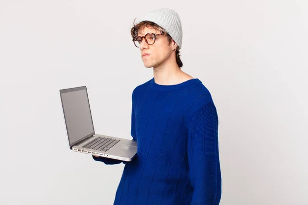 Młody Człowiek Laptopem Uczucie Smutku Zdenerwowania Lub Złości Patrząc Bok — Zdjęcie stockowe