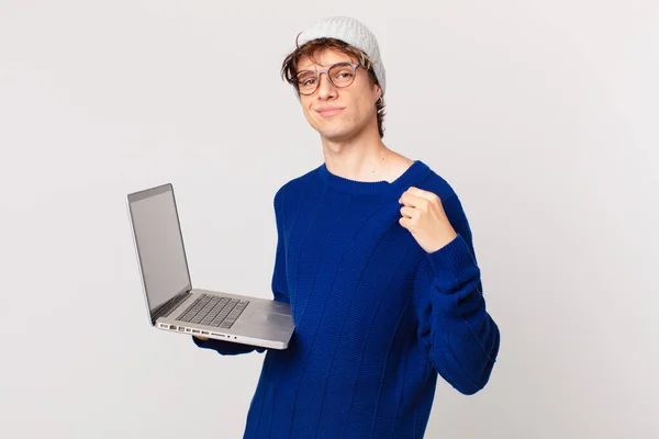 Jovem Com Laptop Que Parece Arrogante Bem Sucedido Positivo Orgulhoso — Fotografia de Stock