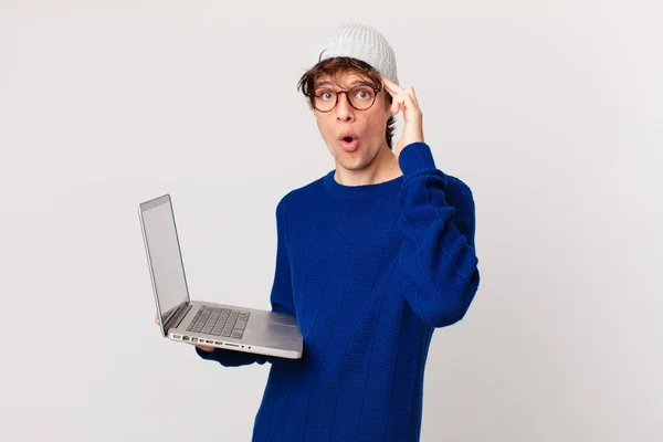 Fiatal Férfi Egy Laptop Néz Meglepett Felismerve Egy Gondolat Ötlet — Stock Fotó