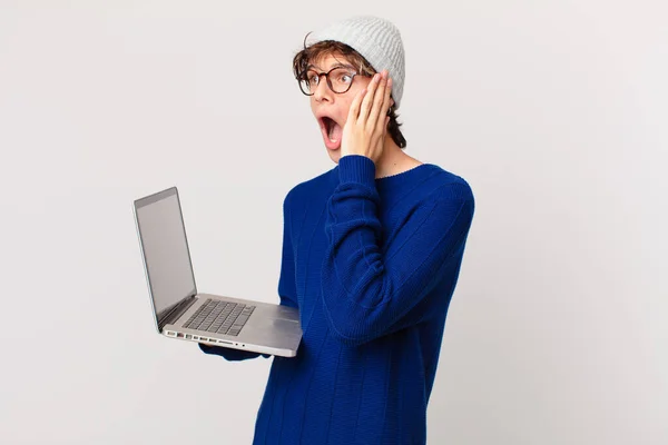 Jovem Com Laptop Sentindo Feliz Animado Surpreso — Fotografia de Stock