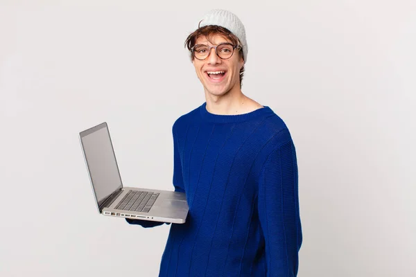 Jovem Com Laptop Que Parece Feliz Agradavelmente Surpreso — Fotografia de Stock