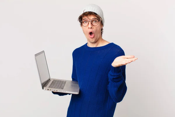 Młody Człowiek Laptopem Uczucie Bardzo Zszokowany Zaskoczony — Zdjęcie stockowe