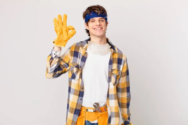 Manitas Ama Llaves Sintiéndose Feliz Mostrando Aprobación Con Buen Gesto — Foto de Stock