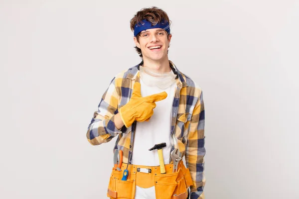 Manitas Ama Llaves Sonriendo Alegremente Sintiéndose Feliz Señalando Hacia Lado — Foto de Stock