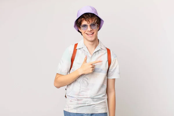 Young Traveller Tourist Man Smiling Cheerfully Feeling Happy Pointing Side — Stock Photo, Image
