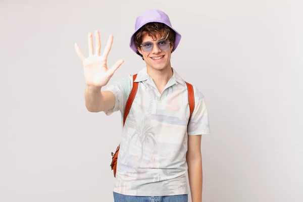Young Traveller Tourist Man Smiling Looking Friendly Showing Number Five — Stock Photo, Image