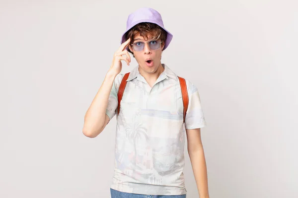 Young Traveller Tourist Man Looking Surprised Realizing New Thought Idea — Stock Photo, Image