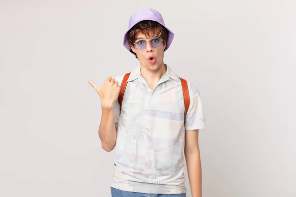 Young Traveller Tourist Man Looking Astonished Disbelief — Stock Photo, Image