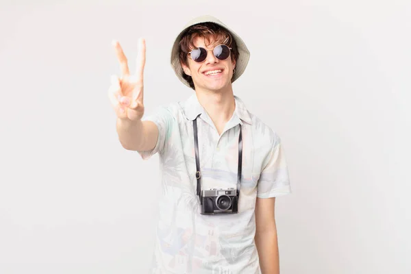 Jonge Reiziger Toerist Glimlachend Kijkend Naar Geluk Gebaar Van Overwinning — Stockfoto