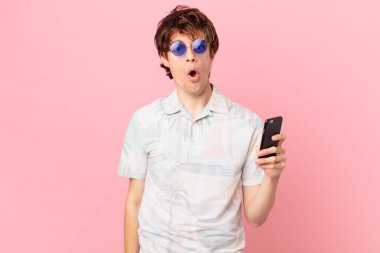 Cep telefonlu genç adam çok şaşırmış ya da şok olmuş görünüyor.
