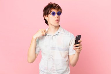 Cep telefonlu genç adam stresli, endişeli, yorgun ve hayal kırıklığına uğramış.