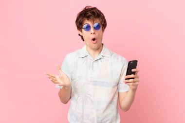 Cep telefonlu genç adam inanılmaz bir sürprizle şaşkına dönmüş ve hayrete düşmüştü.