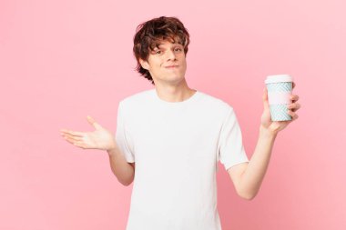 Kafası karışmış, kafası karışmış ve şüpheci genç bir adam.