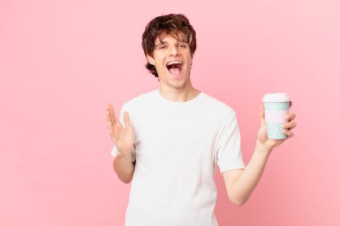Kahveli genç adam inanılmaz bir şey karşısında mutlu ve şaşkın hissediyor.