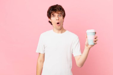 Kahveli genç adam çok şaşırmış ya da şaşkın görünüyor.