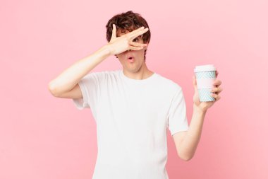 Kahveli genç adam şok olmuş, korkmuş ya da korkmuş görünüyor.