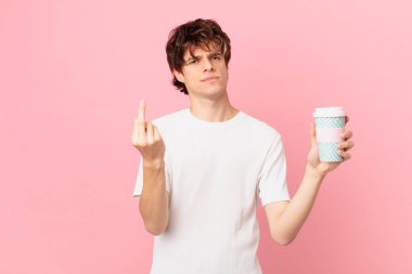 Kahveli genç adam kızgın, sinirli, asi ve agresif hissediyor.