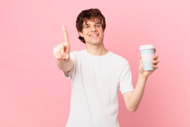 Kahveli genç adam gururla gülümsüyor ve kendine güvenerek bir numara oluyor.