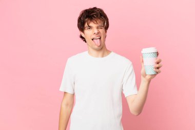 Kahveli genç adam neşeli ve asi tavırlı, şakacı ve dilsiz.