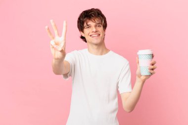 Kahveli genç adam gülümsüyor ve arkadaş canlısı görünüyor.