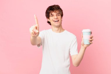 Kahveli genç adam gülümsüyor ve arkadaş canlısı görünüyor.