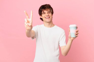 Kahveli genç adam gülümsüyor ve arkadaş canlısı görünüyor.