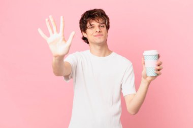 Kahveli genç adam gülümsüyor ve arkadaş canlısı görünüyor.