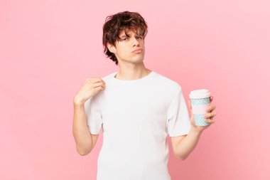 Kahveli genç adam kibirli, başarılı, pozitif ve gururlu görünüyor.