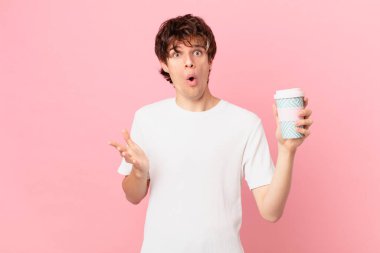 Kahvesi olan genç adam, inanılmaz bir sürprizle şaşkına dönmüş ve hayrete düşmüştü.