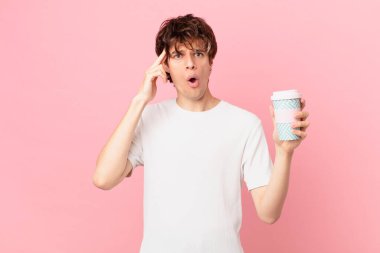 Kahveli genç adam şaşırmış görünüyor, yeni bir düşünce, fikir ya da konsept keşfediyor.