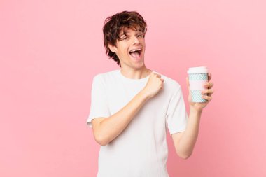 Kahveli genç adam kendini mutlu hissediyor ve meydan okumayla yüzleşiyor ya da kutluyor.