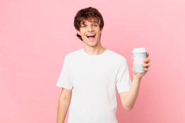 Kahveli genç adam mutlu ve şaşkın görünüyor.