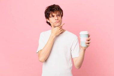 Kafası karışık ve şüpheyle karışık genç bir adam.